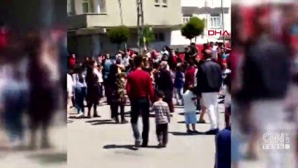 Sosyal mesafe hiçe sayıldı! Müziği duyan sokağa indi