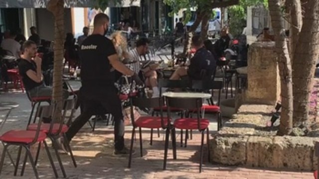 Grecia entra en cuarta fase de desescalada y reabren los bares y restaurantes