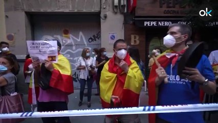Protestas en la calle de Ferraz frente a la sede del PSOE este lunes