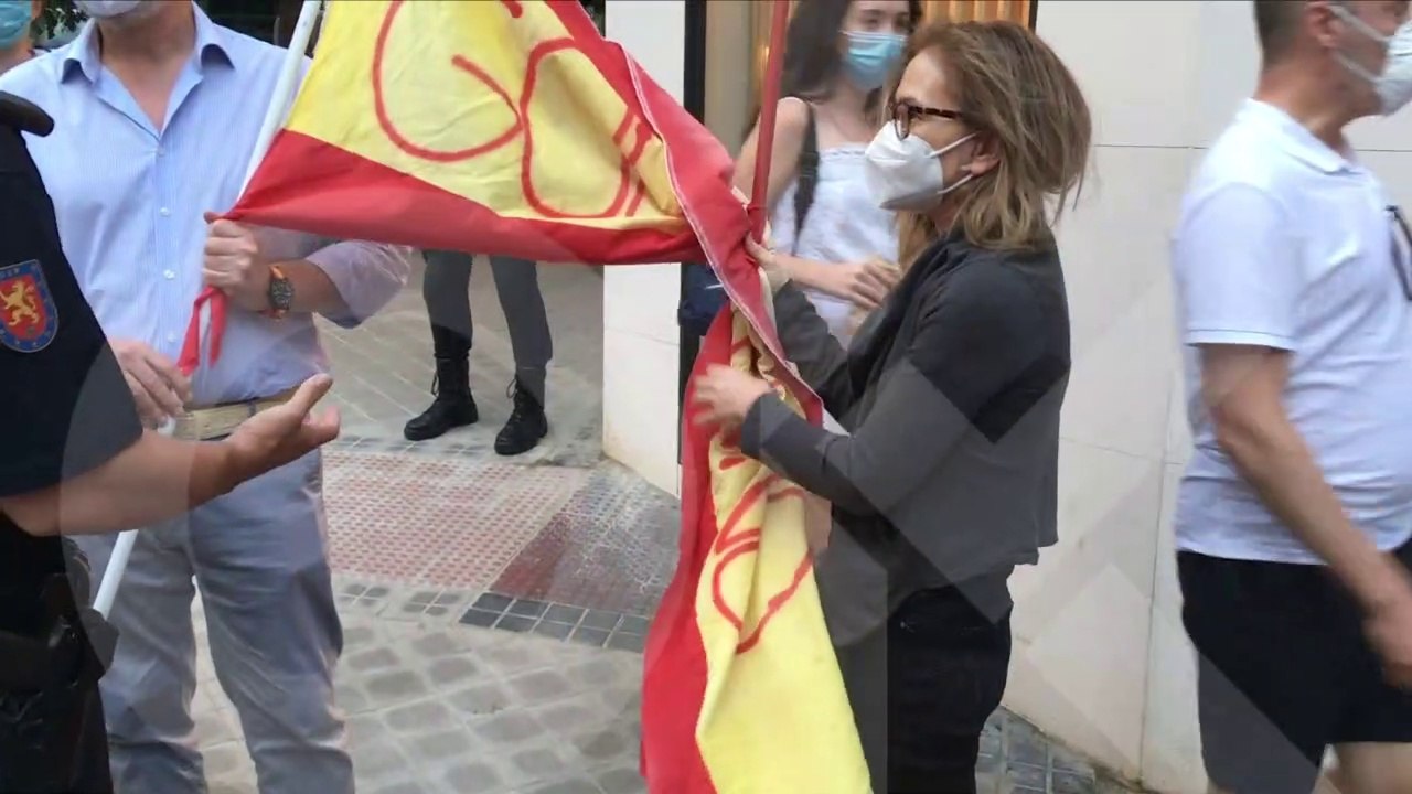 Una familia española identificada por llevar una bandera de España a una protesta