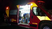Criança e jovem ficam feridos em colisão entre carro e moto no Bairro Interlagos