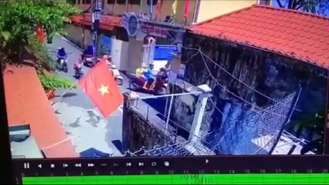 Clip bé lớp 1 được mẹ đưa đến cổng trường rồi chụp ảnh, không phải bị đuổi