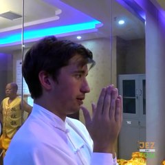 Ils soulèvent un haltère avec leurs testicules !