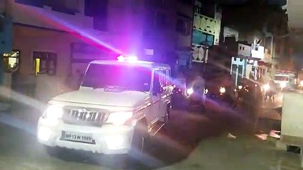 उज्जैनः कंटेनमेंट एरिया का दौरा करने पहुंचे कलेक्टर आशीष सिंह और एसपी मनोज कुमार