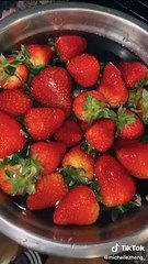 Çilekleri tuzlu suda bekletince bakın ne oluyor...