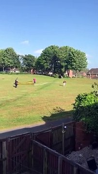 Ils déploient un parachute : elle est emportée par le vent dans le parc !