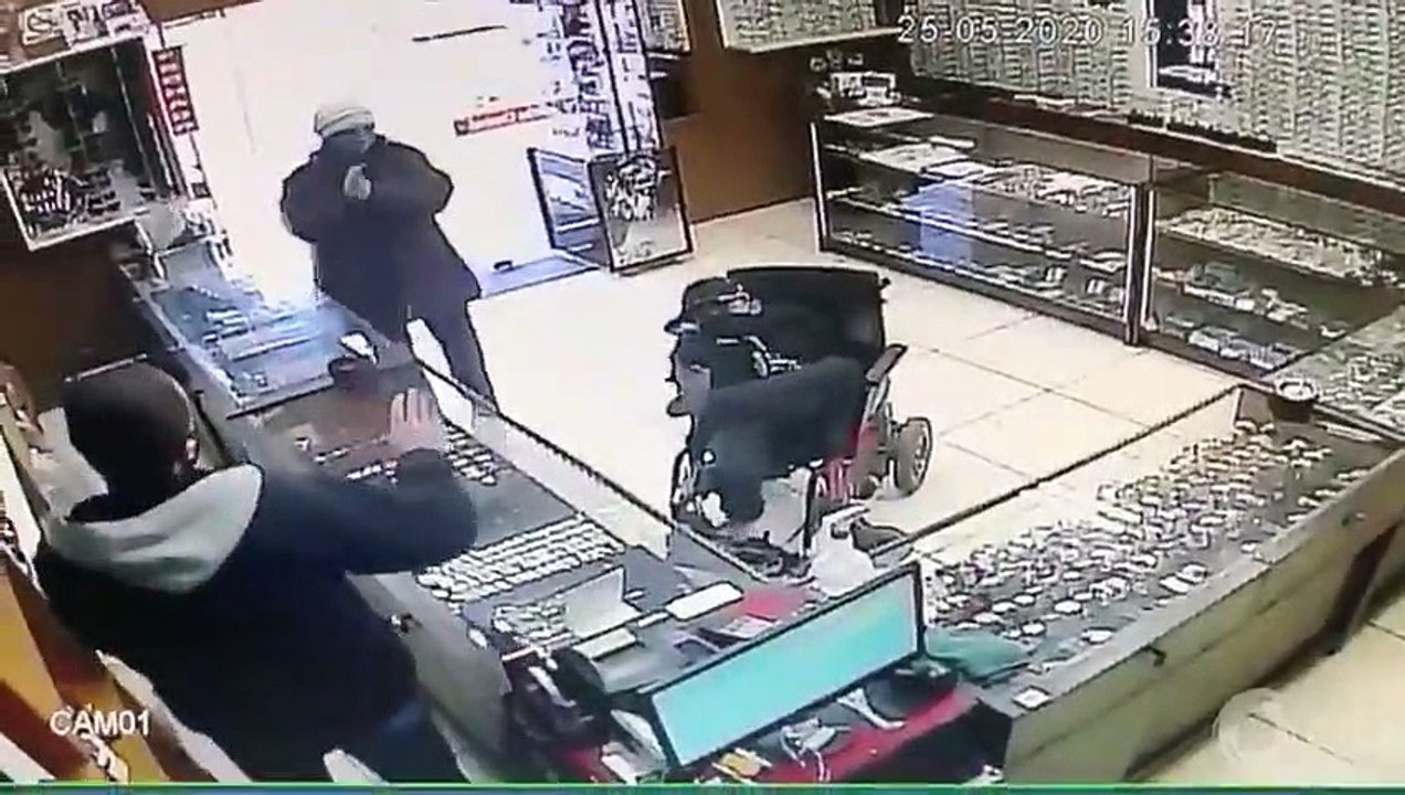 Cambriolage par un handicapé sans bras, tenant son pistolet avec les pieds !