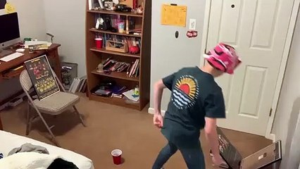 Sans trucages, ce garçon marque un panier en backflip !