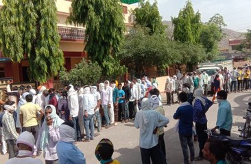 राजस्थान में यहां बीड़ी के लिए लगी लंबी कतार
