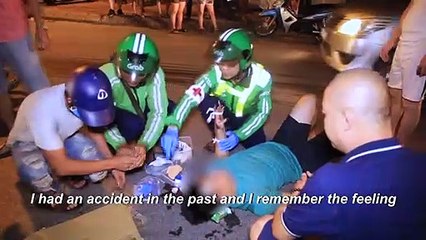 Hanoi motorbike taxi drivers turn first aiders