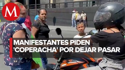 Comerciantes cierran vialidad de Eje Central, piden dinero para dejar pasar a conductores