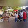 कानपुर: वरिष्ठ उप निरीक्षक ने लॉकडाउन का उलंघन करने वालों के काटे चालान