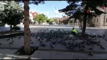 Kısıtlamada aç kalan kuşları polis besledi
