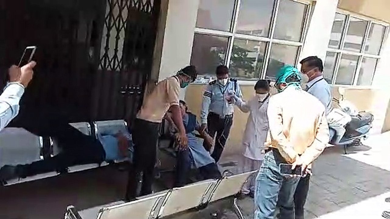 पीपीई किट की जगह दी गई प्लास्टिक की पन्नियां, आधा दर्जन कर्मचारी गश खाकर गिरे