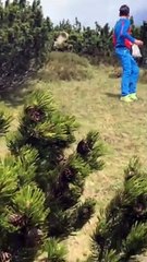 Minik çocuğun ayından kaçış anı sosyal medyayı salladı