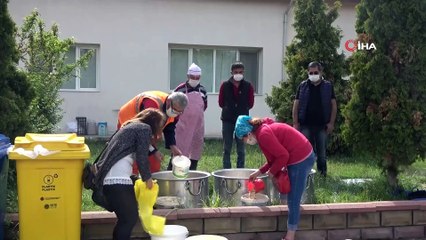 Pişirdikleri yemeklerle sokak hayvanlarını besliyorlar