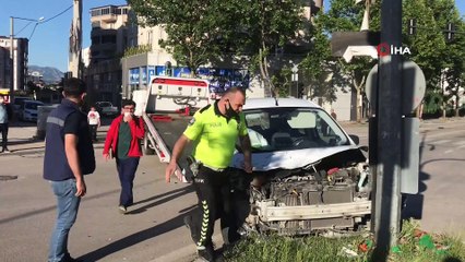 Kısıtlamada kaza yaptı, hurdaya dönen araçtan burnu bile kanamadan çıktı