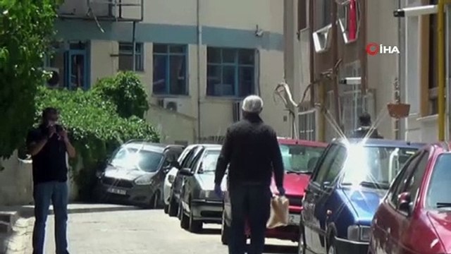 'Erik dalı' eşliğinde göbek atarak ekmek dağıttılar