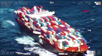 Dalgalarla boğuşan konteyner gemisinin zor anları kamerada