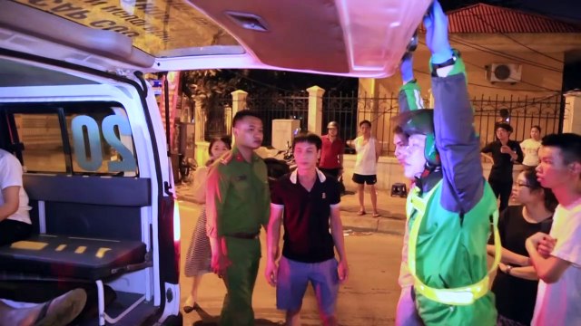 سائقو دراجات أجرة يسعفون مصابي الحوادث المرورية في فيتنام