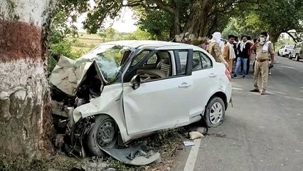 हाईवे पर अनियंत्रित कार पेड़ से टकराई, दो युवको की मौत