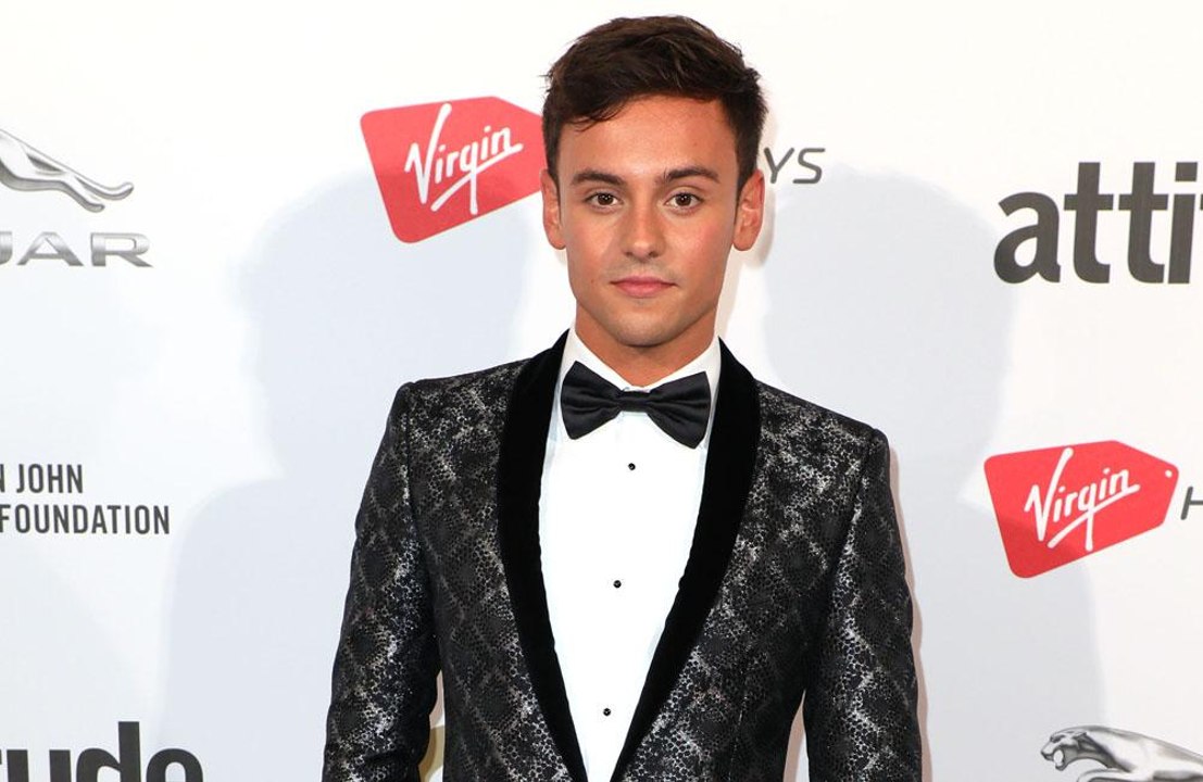 Tom Daley está aprendendo a tricotar durante isolamento