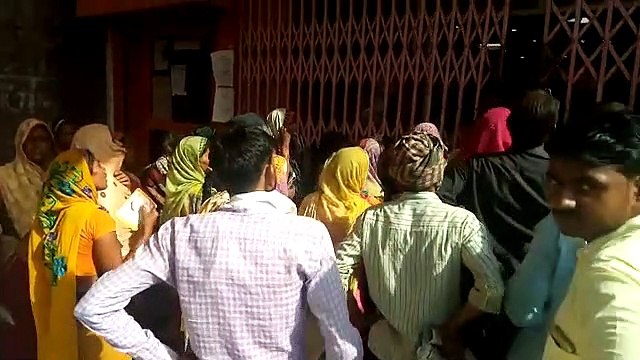 बैंक ऑफ बड़ौदा कलान में सोशल डिस्टेंसिंग की उड़ाई जा रही धज्जियां