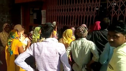 बैंक ऑफ बड़ौदा कलान में सोशल डिस्टेंसिंग की उड़ाई जा रही धज्जियां