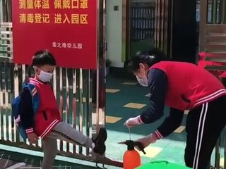 தமிழகத்தில் பள்ளிகளை திறப்பது இருக்கட்டும்.. சீனாவில் பள்ளிக்குள் குழந்தைகள் போவதை பாருங்க - வீடியோ