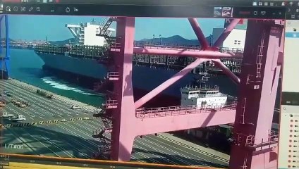 Container ship large crane crash video in Pusan South Korea 6th April 2020