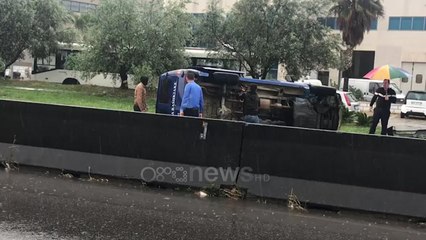 Ora News - Durres: Shikoni ku përfundoi furgoni me 4 policë bashkiakë brenda