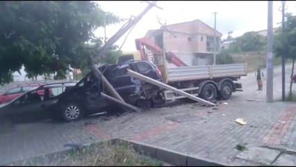 Ora News - Lushnje: Kamioni i Ujësjellësit bën kërdinë, merr para shtyllat e tensionit dhe makina