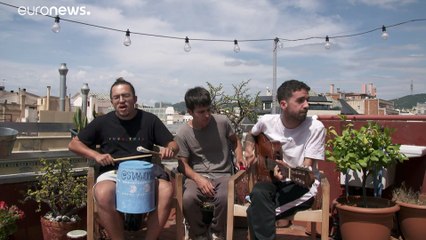 StayHomas поют на барселонской крыше
