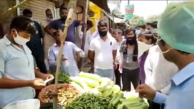 बकेवर में नियमों के खिलाफ खोली दुकान, प्रशासन ने काटे चालान