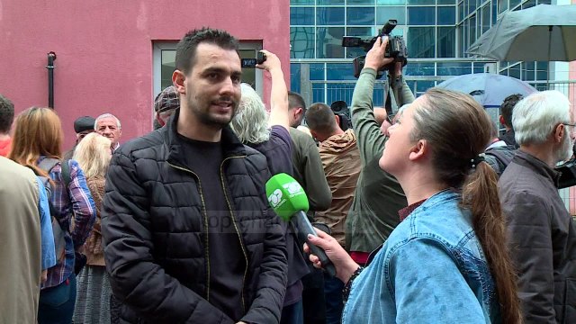 Protestë për teatrin te SPAK/ Aleanca kërkon hetime për shembjen e ndërtesës