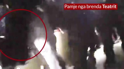 Ora News -"Avash avash, do çohem vetë", dalin pamjet e mësymjes në Teatrin Kombëtar natën e shembjes