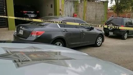 Balean automóvil en un domicilio de Culiacán