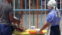 Golpeados por la crisis y el coronavirus, comedores escolares en Venezuela cocinan para llevar