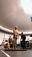 Cet homme réalise avec finesse une acrobatie, dans une position en équilibre et en s’appuyant sur une seule main.