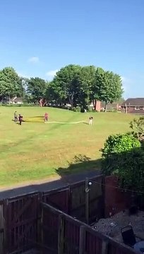 Le parachute emporte une nouvelle fois ce parachutiste qui a eu du mal à se détacher du matériel.