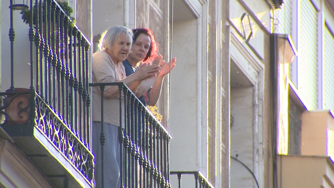Los aplausos colectivos a sanitarios se resisten a desaparecer