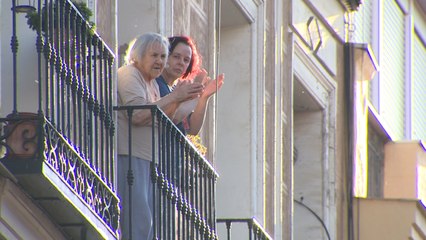 Los aplausos colectivos a sanitarios se resisten a desaparecer