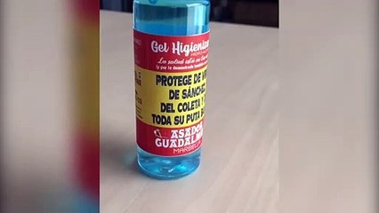 El gel de manos que ofrece el Asador Guadalmina en Marbella