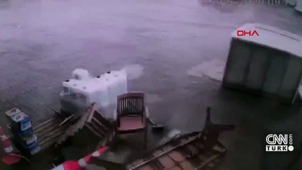 Şiddetli fırtına konteynerı sürükledi