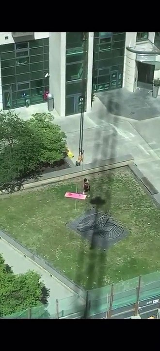 Operador de grua dá baile a homem que trabalhava para o bronze