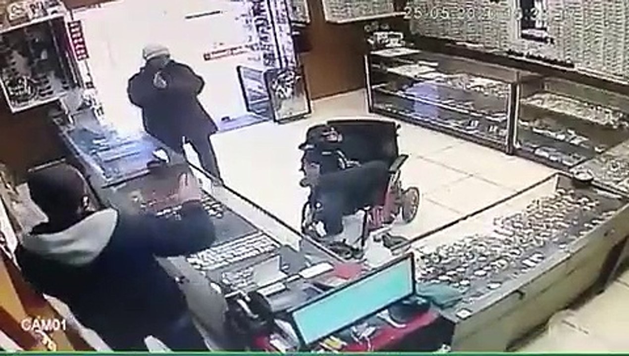 Ladrão mudo numa cadeira de rodas tenta assaltar relojoaria com arma nos pés