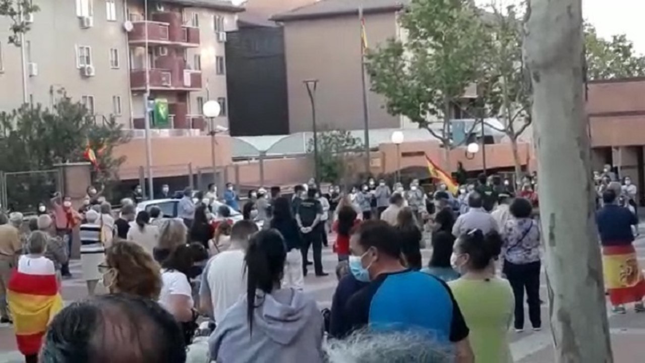 Decenas de personas protestan contra el Gobierno en Tres Cantos - Vídeo ...