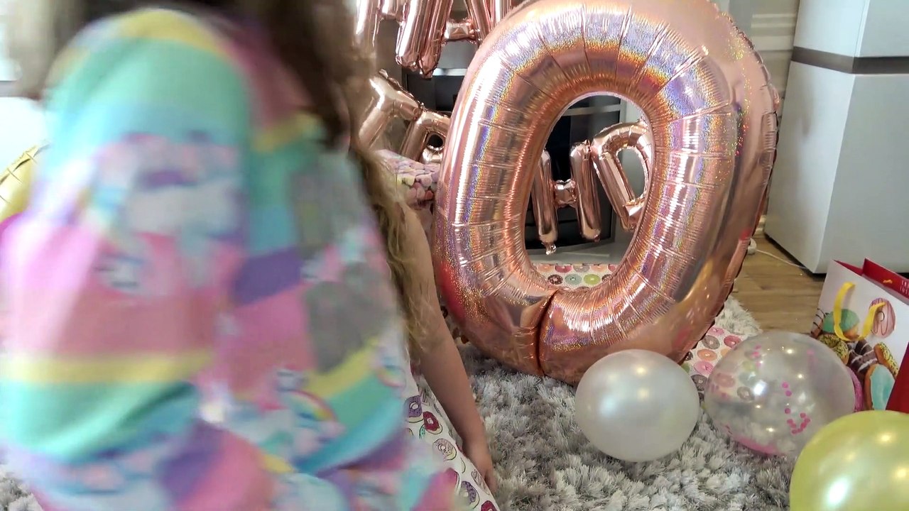 Isabella Aniversário - Abrindo Presentes