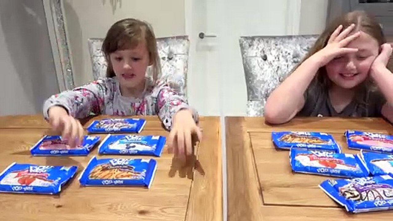 Sophia e Alice Saboreando Tortinhas de Doces