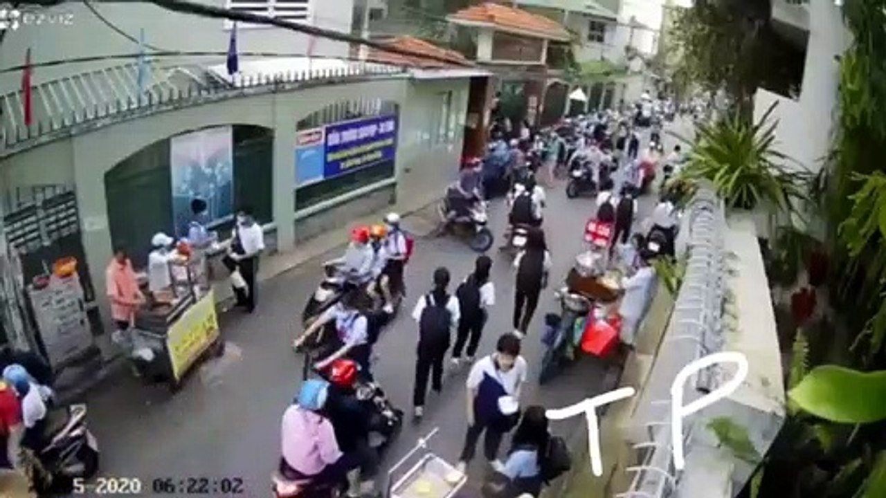 Khoảnh khắc cây bật gốc, đổ đè vào nhiều em học sinh ở trường THCS Bạch Đằng